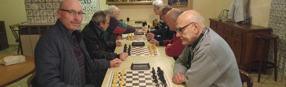 Mitglieder des SK Sulzfeld beim Schachspielen am Vereinsabend